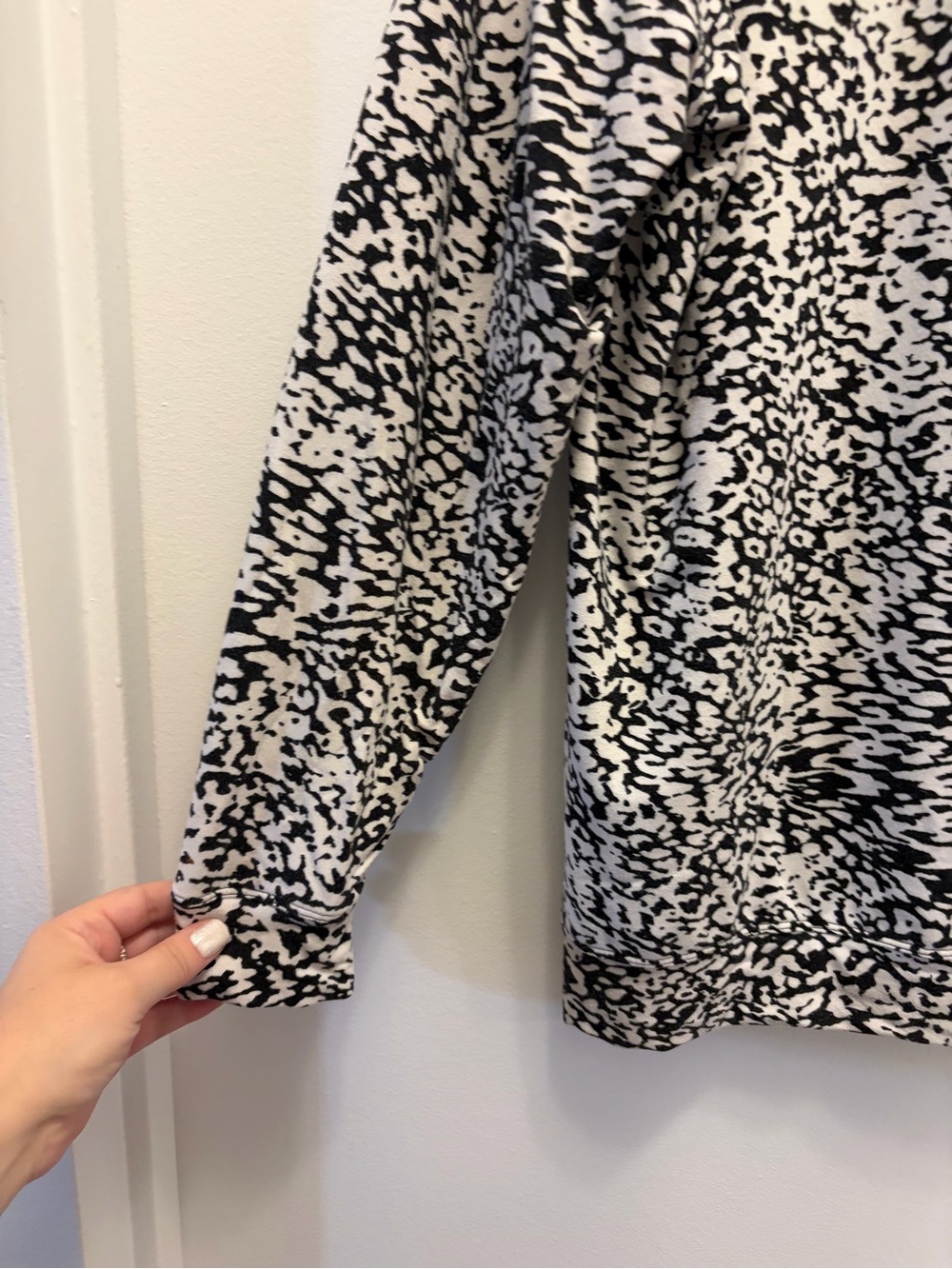 Athleta Animal Print Tencel Long Sleeve Top Women's Medium Black White Relaxed - Picture 3 of 7